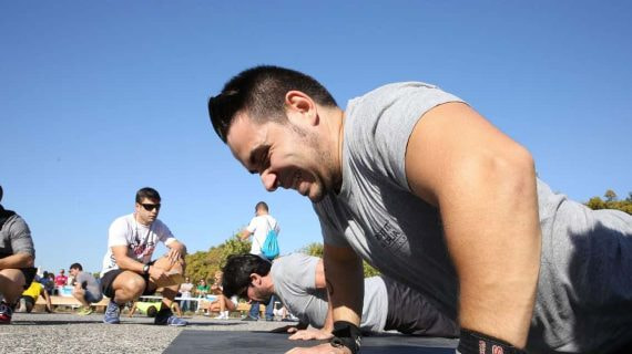 Un crossfitero realiza un push up.