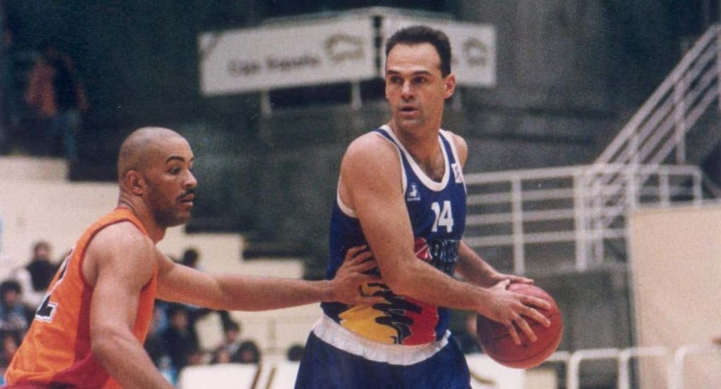 Oscar Schmidt con la bola, en la temporada 1994-1995, siendo jugador del Forum Valladolid.