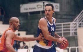 Oscar Schmidt con la bola, en la temporada 1994-1995, siendo jugador del Forum Valladolid.