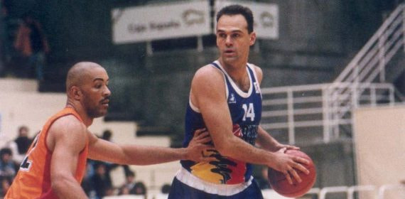 Oscar Schmidt con la bola, en la temporada 1994-1995, siendo jugador del Forum Valladolid.