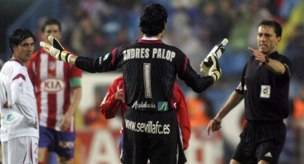 Andrés Palop con una botella de Ballantines en la mano, entregándosela al colegiado.