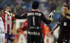Andrés Palop con una botella de Ballantines en la mano, entregándosela al colegiado.
