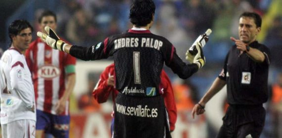 Andrés Palop con una botella de Ballantines en la mano, entregándosela al colegiado.