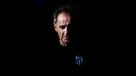 El Profe Ortega, durante un entrenamiento con el Atlético.