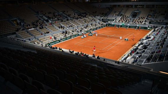Turno de noche en Roland Garros.