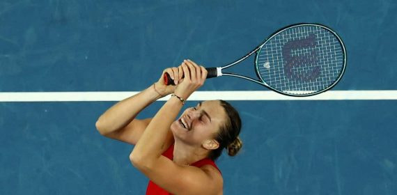 Aryna Sabalenka celebra su triunfo en la final del Open de Australia 2024, el segundo consecutivo en ese torneo y su segundo Grand Slam.