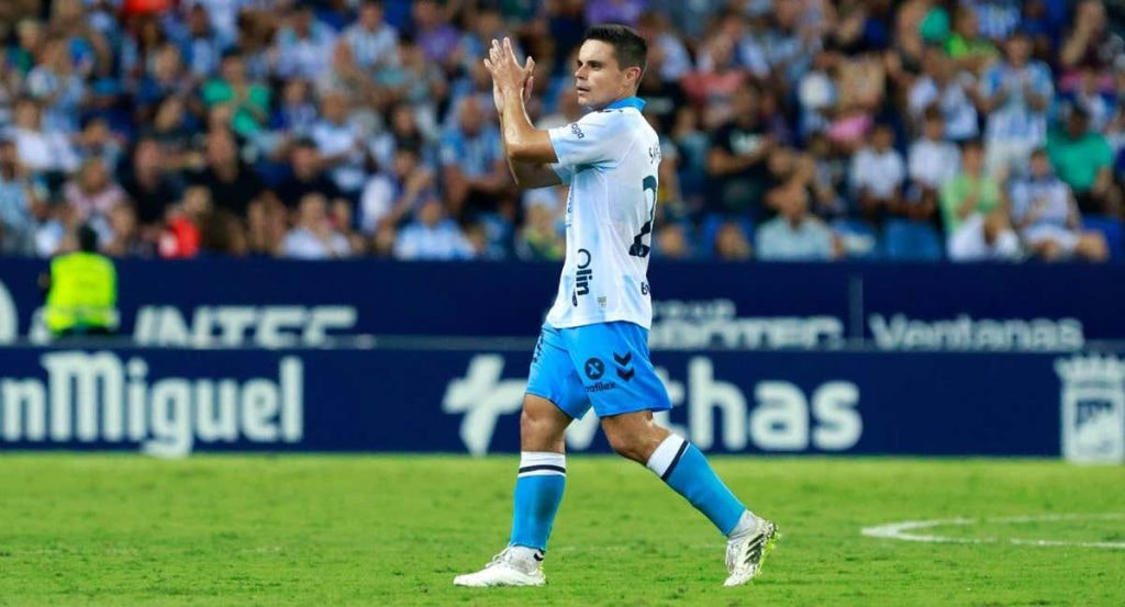 Luca Sangalli aplaude a la afición en el momento de abandonar el terreno de juego.