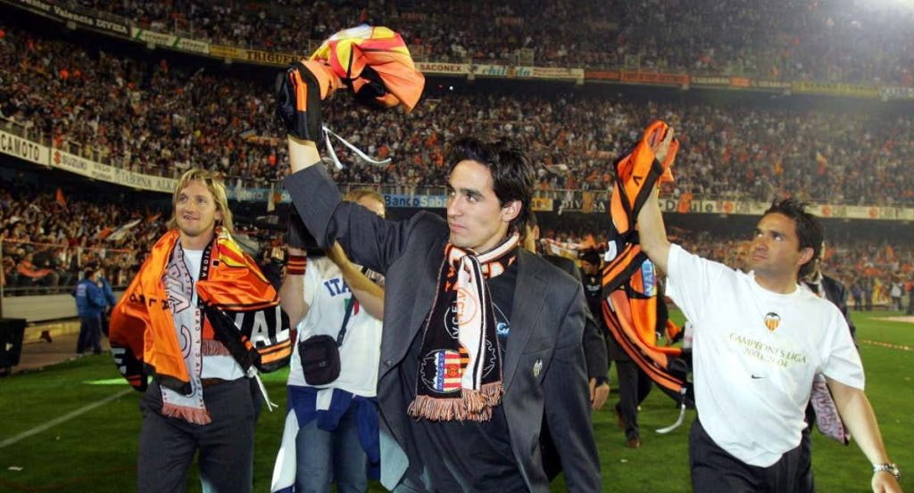 Vicente celebra el título de Liga con el Valencia.