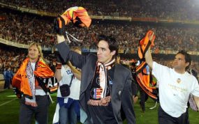 Vicente celebra el título de Liga con el Valencia.