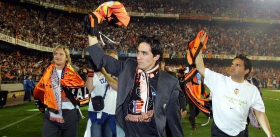 Vicente celebra el título de Liga con el Valencia.