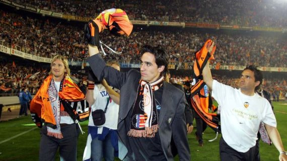 Vicente celebra el título de Liga con el Valencia.