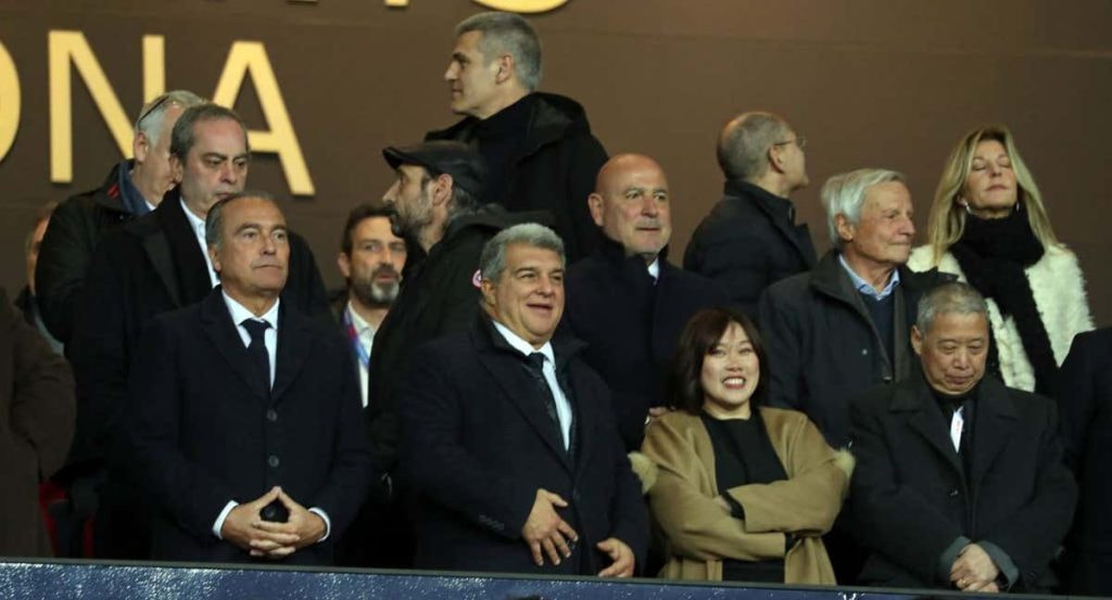 Laporta, en el palco, junto a la presidenta del Granada.