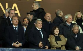 Laporta, en el palco, junto a la presidenta del Granada.