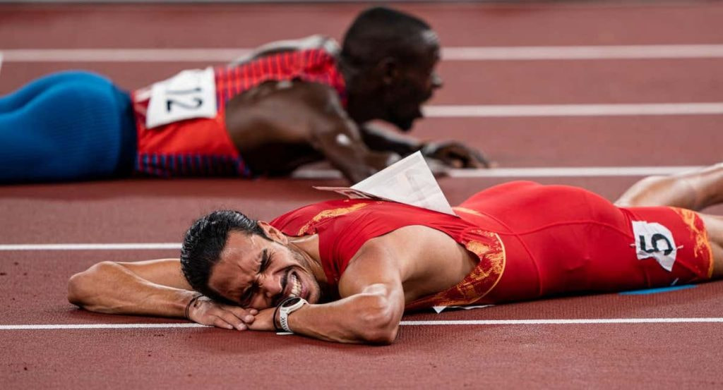 Mo Katir, tumbado en el tartán tras finalizar una carrera.