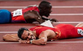 Mo Katir, tumbado en el tartán tras finalizar una carrera.
