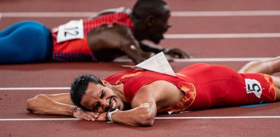 Mo Katir, tumbado en el tartán tras finalizar una carrera.