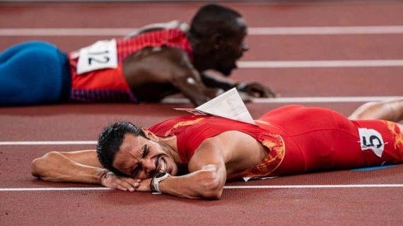 Mo Katir, tumbado en el tartán tras finalizar una carrera.