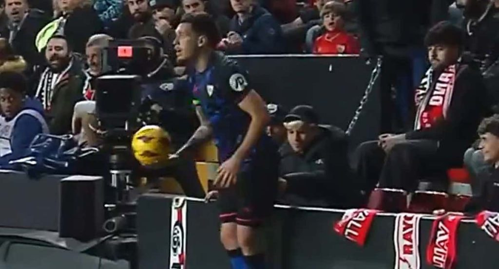 Momento en el que un aficionado molesta a Ocampos.