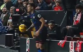 Momento en el que un aficionado molesta a Ocampos.