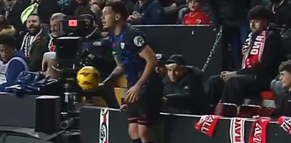 Momento en el que un aficionado molesta a Ocampos.