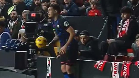 Momento en el que un aficionado molesta a Ocampos.
