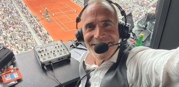 Álex Corretja, durante una retransmisión.