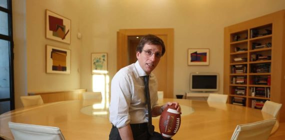 El alcalde de Madrid, José Luis Martínez Almeida, posando para Relevo en su despacho del Ayuntamiento.