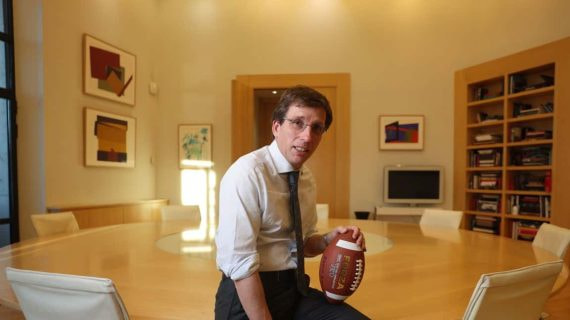 El alcalde de Madrid, José Luis Martínez Almeida, posando para Relevo en su despacho del Ayuntamiento.