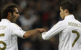 Hamit Altintop con Cristiano Ronaldo durante su temporada en el Real Madrid.