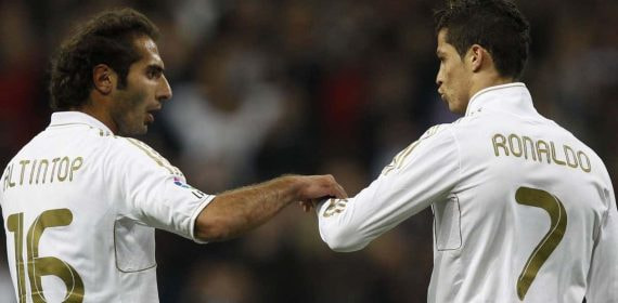 Hamit Altintop con Cristiano Ronaldo durante su temporada en el Real Madrid.