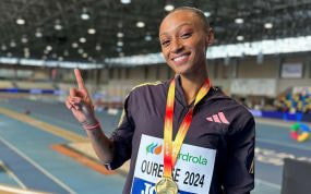 Ana Peleteiro, tras lograr la medalla de oro en el triple salto del Campeonato de España de Ourense.