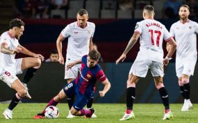 Gavi, rodeado de jugadores del Sevilla, en el choque ante el Barça de la primera vuelta.