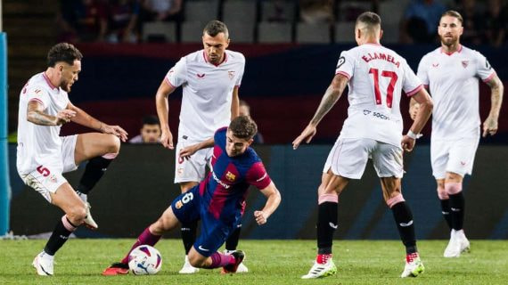 Gavi, rodeado de jugadores del Sevilla, en el choque ante el Barça de la primera vuelta.
