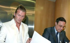 David Beckham, junto a Florentino Pérez, durante la firma de su contrato con el Real Madrid en 2003.