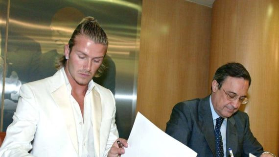 David Beckham, junto a Florentino Pérez, durante la firma de su contrato con el Real Madrid en 2003.