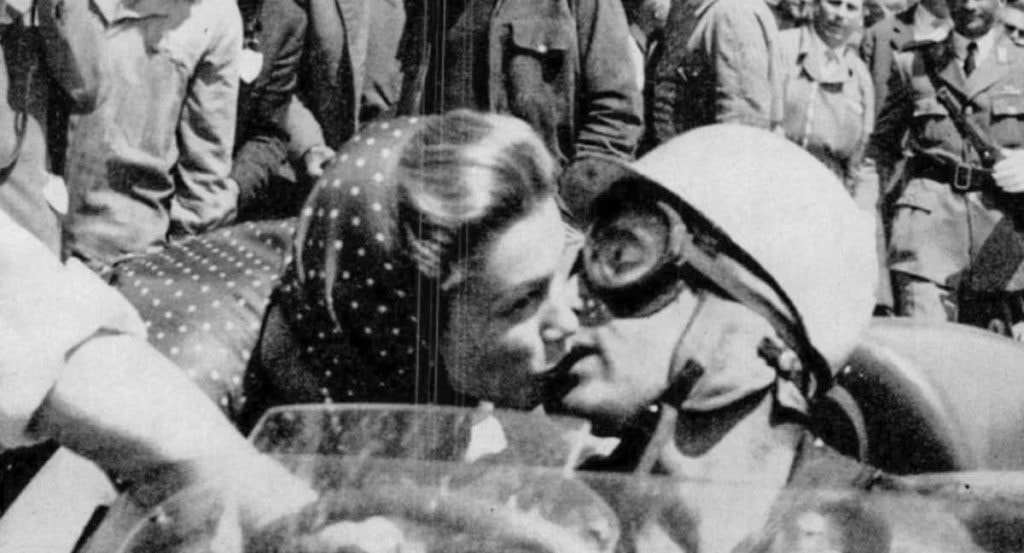 La actriz Linda Christian besa por última vez a Alfonso de Portago durante las Mille Miglia 1957.