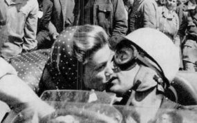 La actriz Linda Christian besa por última vez a Alfonso de Portago durante las Mille Miglia 1957.