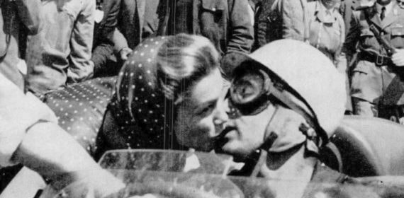 La actriz Linda Christian besa por última vez a Alfonso de Portago durante las Mille Miglia 1957.