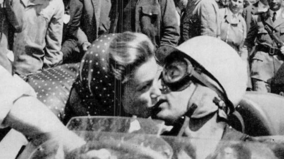La actriz Linda Christian besa por última vez a Alfonso de Portago durante las Mille Miglia 1957.