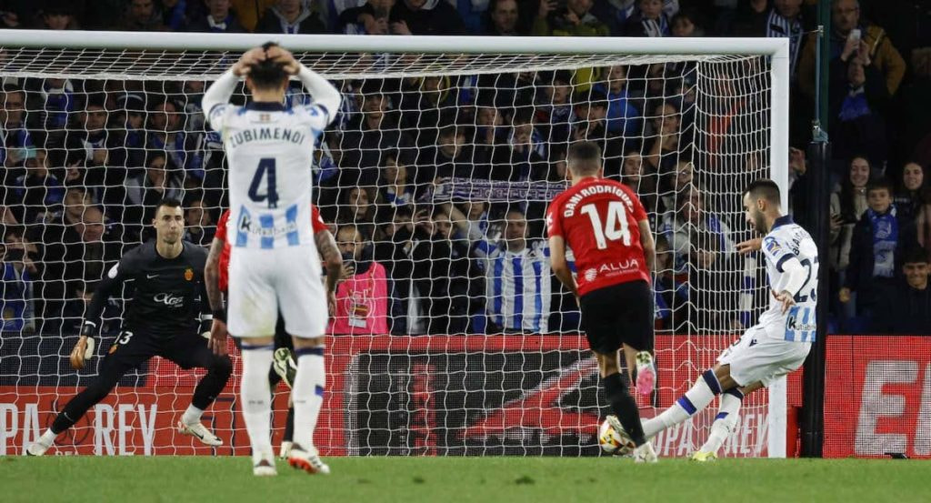 Brais Méndez, en el momento de tirar el penalti contra el Mallorca.
