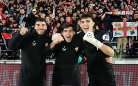Isaac Romero, Juanlu y Alberto Flores, celebran con la grada la victoria ante el Getafe.