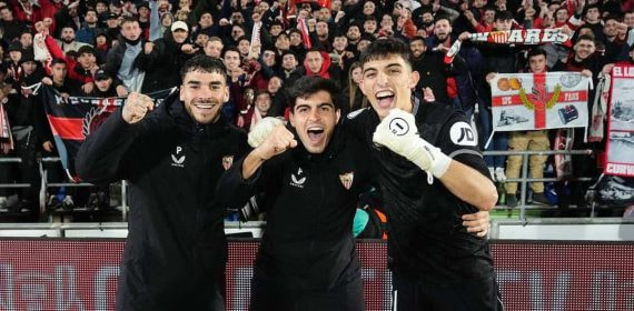 Isaac Romero, Juanlu y Alberto Flores, celebran con la grada la victoria ante el Getafe.