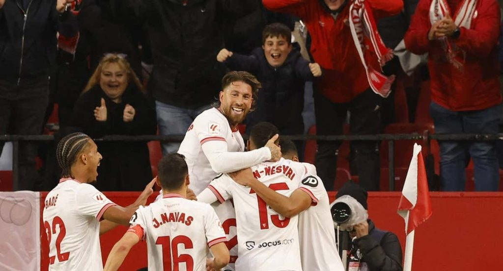 Los jugadores del Sevilla celebran el gol anotado ante el Atlético.