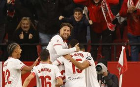 Los jugadores del Sevilla celebran el gol anotado ante el Atlético.