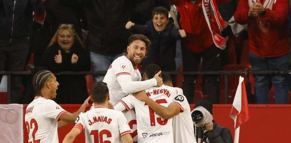 Los jugadores del Sevilla celebran el gol anotado ante el Atlético.