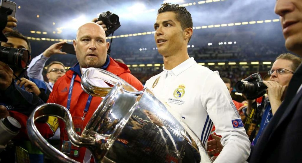 Cristiano Ronaldo con una Champions ganada con el Real Madrid.