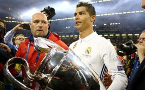 Cristiano Ronaldo con una Champions ganada con el Real Madrid.