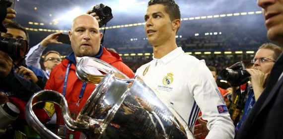 Cristiano Ronaldo con una Champions ganada con el Real Madrid.