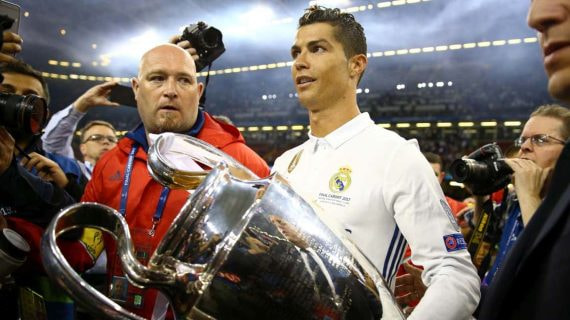 Cristiano Ronaldo con una Champions ganada con el Real Madrid.
