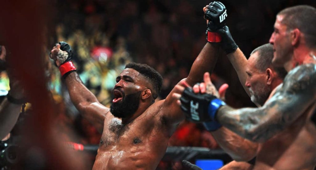 Chris Curtis celebra su victoria sobre Marc-Andre Barriault en el UFC 297.
